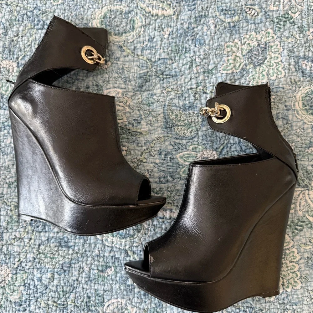 Beau + Ashe chain wedges